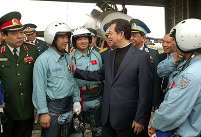 Thủ tướng Nguyễn Tấn Dũng thăm Trung đoàn Không quân 923 ảnh 1