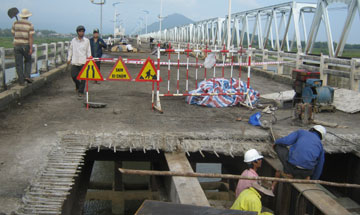 Cầu Đà Rằng hoạt động trở lại ảnh 1