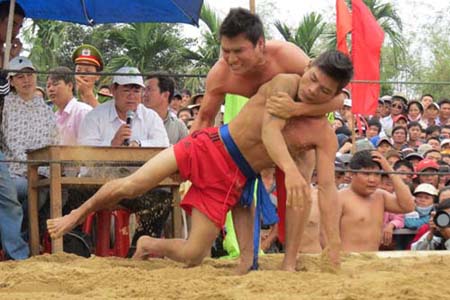 Tưng bừng lễ hội vật làng Sình ảnh 1