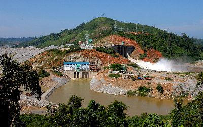 Huy động hàng trăm người dân ngăn sông lấy nước cứu lúa ảnh 1