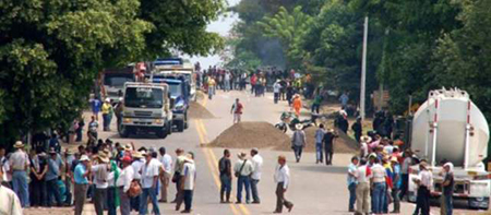 Tài xế xe tải Colombia đình công đòi giảm giá nhiên liệu ảnh 1