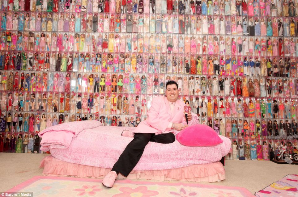 Người đàn ông sưu tập hơn 2.000 búp bê Barbie ảnh 1