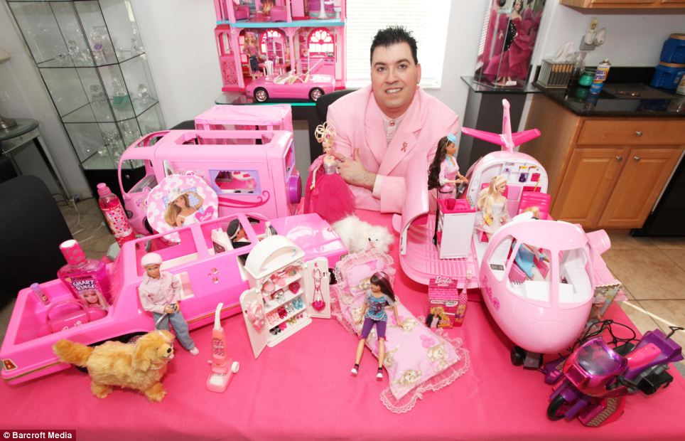 Người đàn ông sưu tập hơn 2.000 búp bê Barbie ảnh 2