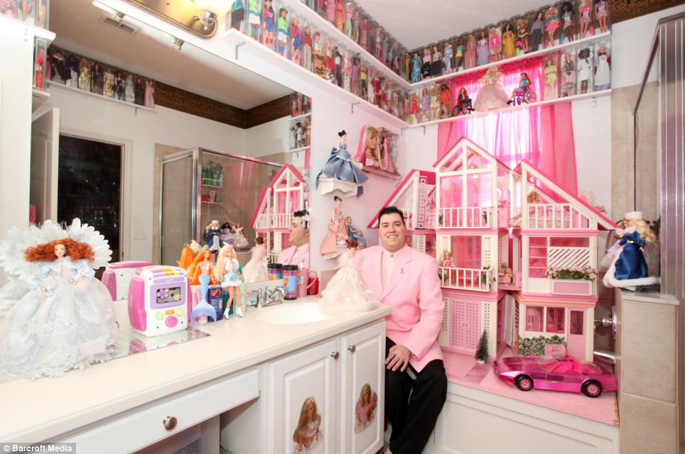 Người đàn ông sưu tập hơn 2.000 búp bê Barbie ảnh 3