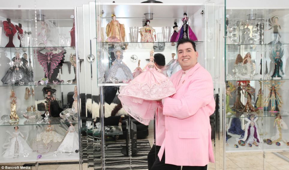 Người đàn ông sưu tập hơn 2.000 búp bê Barbie ảnh 6