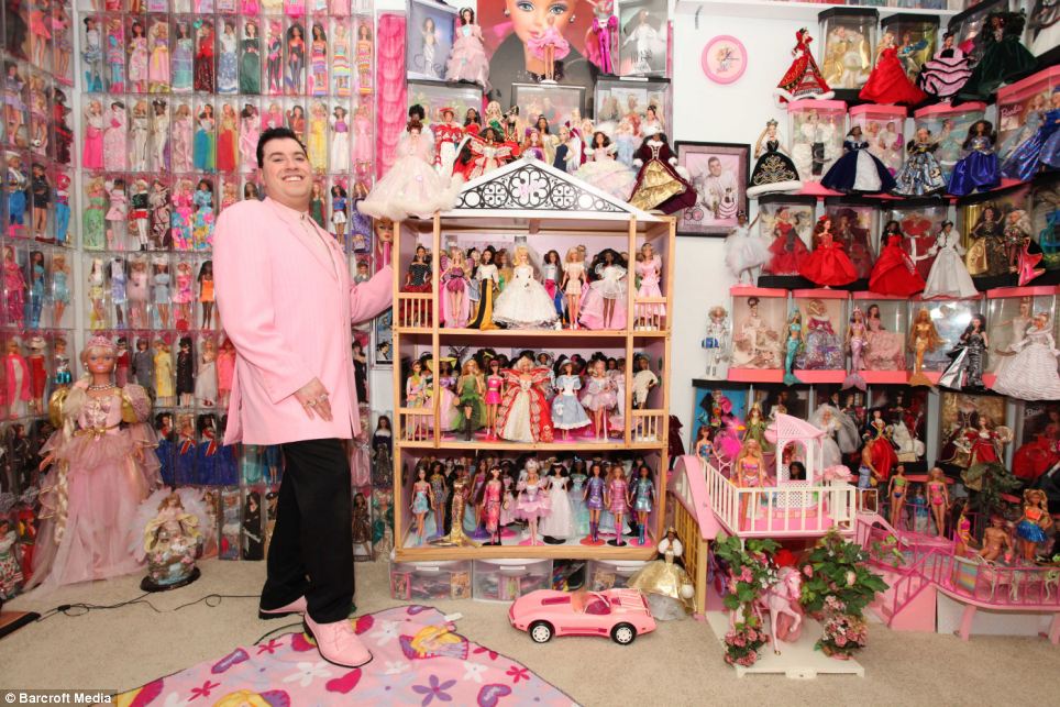 Người đàn ông sưu tập hơn 2.000 búp bê Barbie ảnh 11