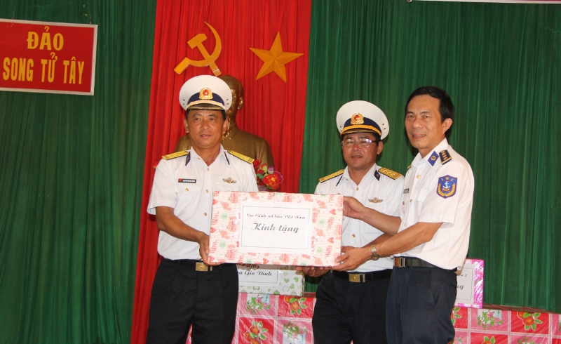 Cảnh sát Biển tặng quà quân dân đảo Song Tử Tây ảnh 4