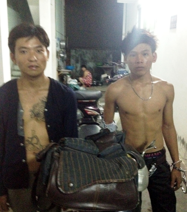 Hai con nghiện cướp giật trước cổng trường ảnh 1