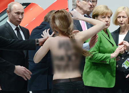 Putin sững sờ vì người biểu tình khỏa thân náo loạn ảnh 1