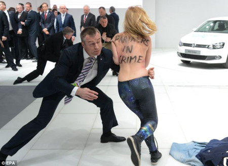 Putin sững sờ vì người biểu tình khỏa thân náo loạn ảnh 2