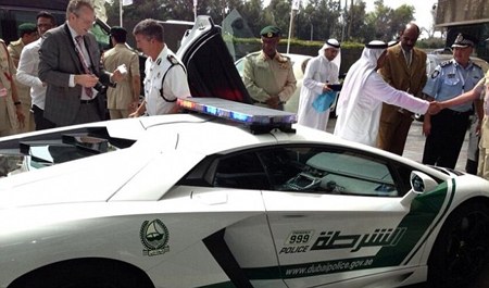 Cảnh sát Dubai ‘cưỡi’ Lamborghini săn tội phạm ảnh 3
