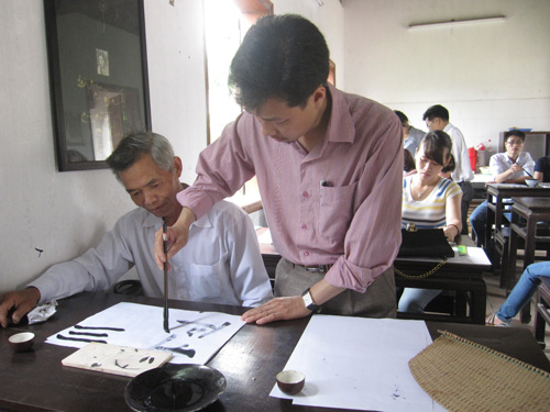 Lên chùa học thư pháp ảnh 1