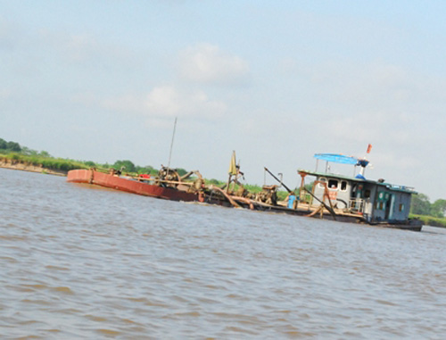 "Cát tặc" hủy hoại lòng sông Luộc ảnh 1