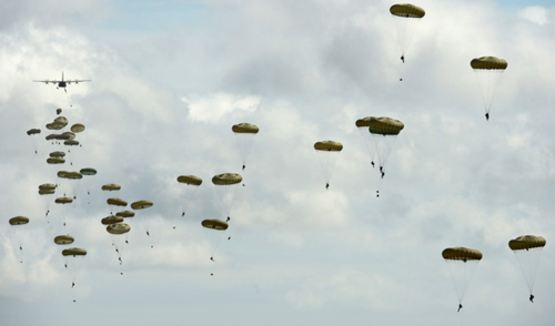 Lính Anh, Pháp nhảy dù rợp trời như trong D-Day ảnh 1