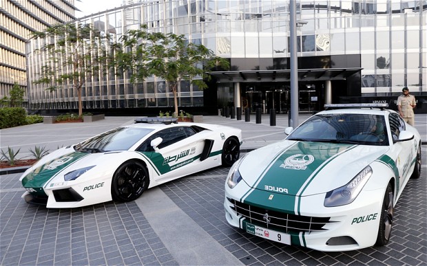 Cảnh sát Dubai tuần tra bằng xe sang Ferrari ảnh 1