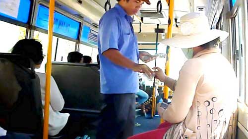 Phạt và đình chỉ 21 xe buýt 'chặt chém' khách ảnh 1