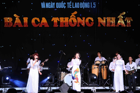 Tưng bừng kỷ niệm ngày 30/4 và 1/5 ảnh 1