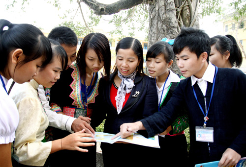 Hỗ trợ giáo viên miền núi bám bản - Kì 2: Để giáo viên vùng khó gắn bó với nghề ảnh 1