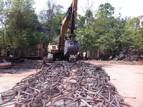 Tiêu hủy 750 xe “độ” để vận chuyển gỗ trái phép ảnh 1