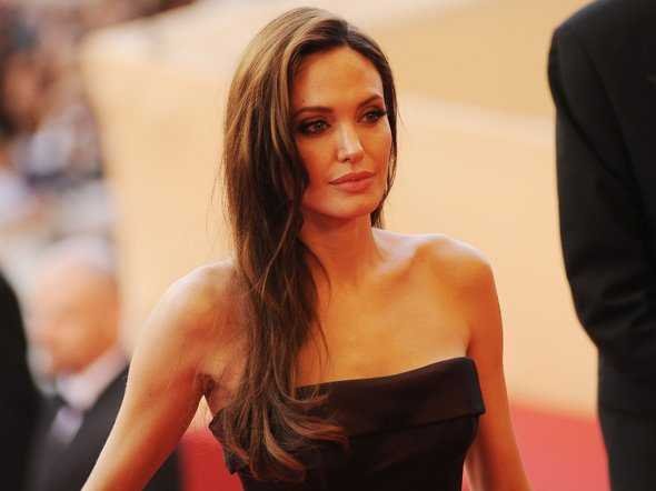 Sợ ung thư, Angelina Jolie cắt bỏ ‘núi đôi’ ảnh 1