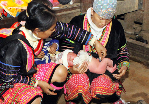 Tăng cô đỡ thôn bản, giảm tai biến sản khoa ảnh 1