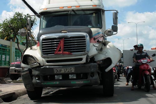 Xe container tông liên hoàn 4 ô tô