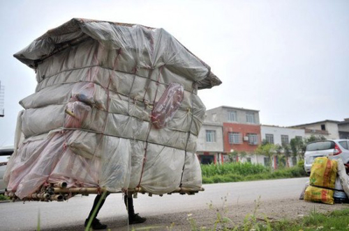 Kỳ cục 'người sên' mang nhà trên lưng ảnh 2