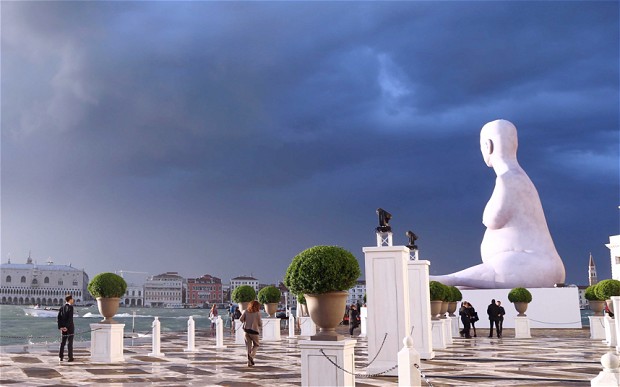 Tượng 'bà bầu' ở Venice gây bối rối ảnh 1