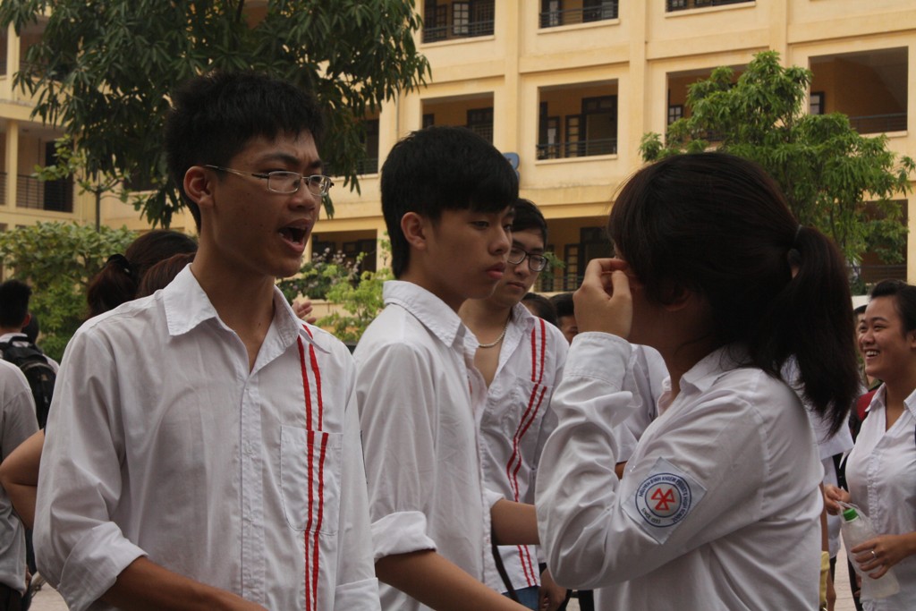Hình ảnh thí sinh kết thúc môn thi tốt nghiệp đầu tiên