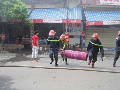 Nổ xe bồn chở xăng, cháy hai ngôi nhà ở Hà Nội ảnh 10