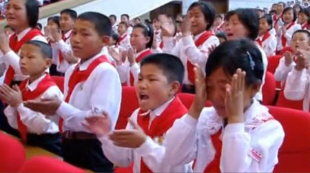 Toàn đại hội thiếu niên òa khóc vì ông Kim Jong Un ảnh 1