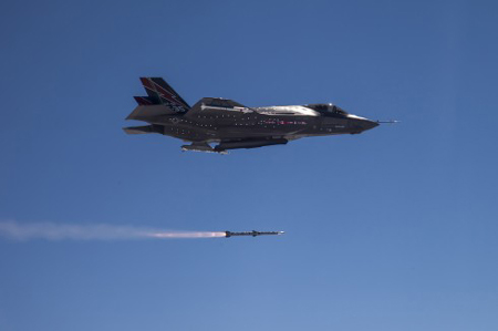 F-35 Mỹ lần đầu tiên phóng tên lửa ảnh 1