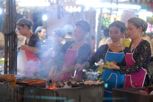 Nhộn nhịp chợ đêm Bến Thành ảnh 8