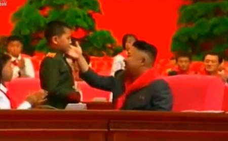 Ông Kim Jong Un hỏi chuyện, thơm má thiếu nhi ảnh 1