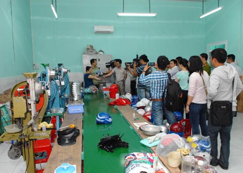Phát hiện công ty sản xuất mũ bảo hiểm giả quy mô lớn ảnh 5