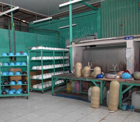 Phát hiện công ty sản xuất mũ bảo hiểm giả quy mô lớn ảnh 8