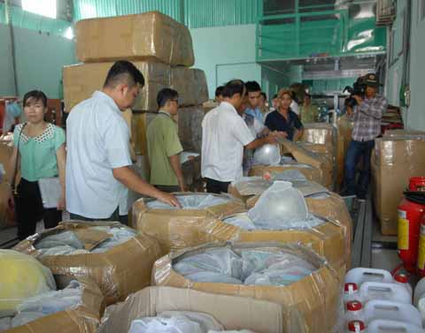 Phát hiện công ty sản xuất mũ bảo hiểm giả quy mô lớn ảnh 10