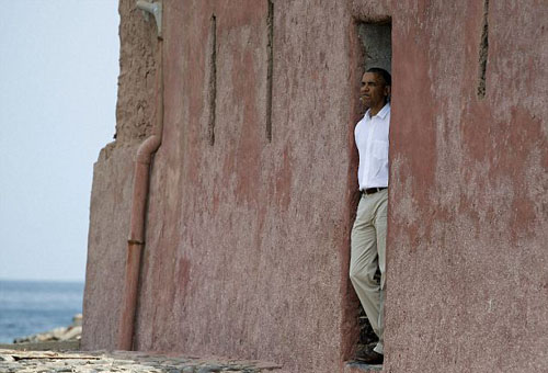 Gia đình Obama thăm chứng tích buôn bán nô lệ ảnh 5