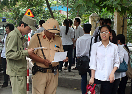 CSGT Hà Nội tìm nhà cho thí sinh khó khăn ảnh 1