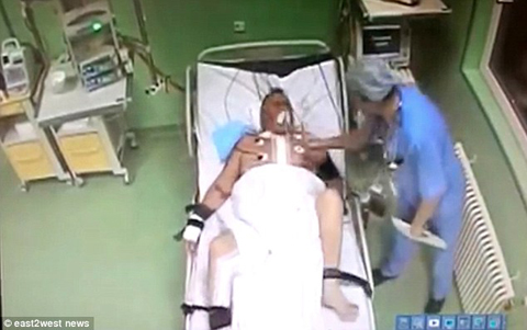 Bác sĩ bạo hành... bệnh nhân vừa mổ ảnh 1