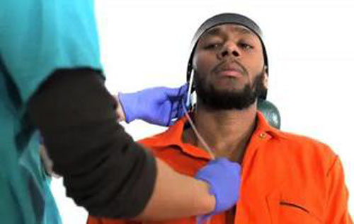 Tiêu điểm - Giàn giụa nước mắt bị ép ăn kiểu tù nhân Guantanamo (Hình 2).