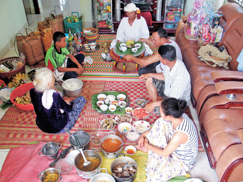 Đồng bào Chăm vui Tết Ramưwan ảnh 1