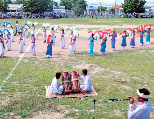 Đồng bào Chăm vui Tết Ramưwan ảnh 4