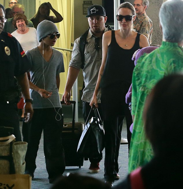 Angelina Jolie vẫn tự tin ‘khoe’ ngực ảnh 7