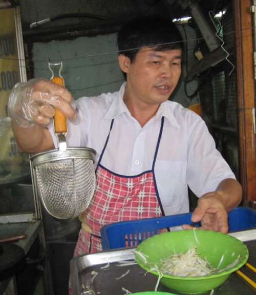 Chuyện lập nghiệp của ông chủ “sứt răng” bán phở ảnh 1