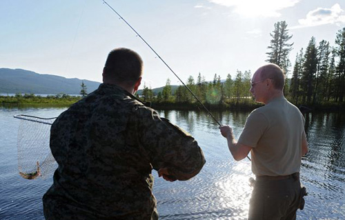 Putin trổ tài câu cá chó 21kg ảnh 3