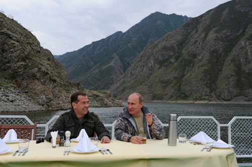 Putin trổ tài câu cá chó 21kg ảnh 6
