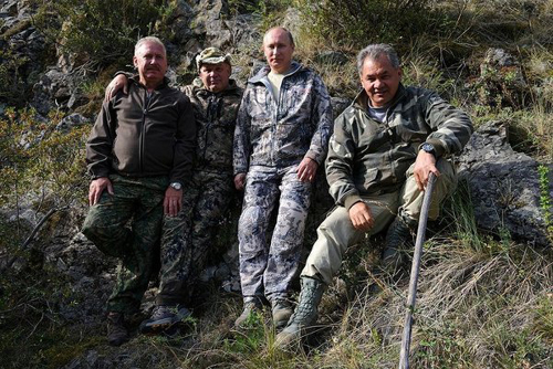 Putin trổ tài câu cá chó 21kg ảnh 13