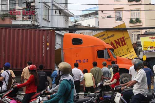 Xe container tông sập 2 căn nhà ảnh 1