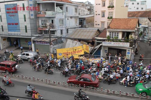 Xe container tông sập 2 căn nhà ảnh 4